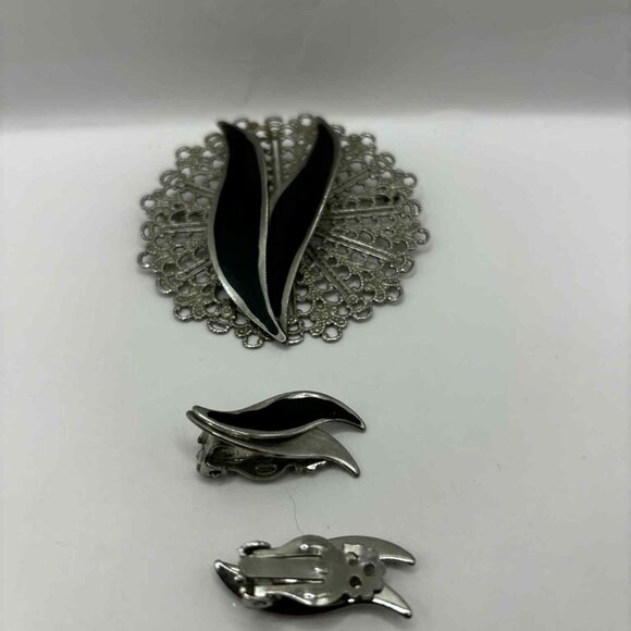 Vintage Filigree Brooch and clip on earrings - Picture 2 of 4